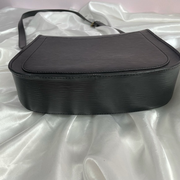 SOLD Louis Vuitton Epi St Cloud GM Crossbody - Picture 5 of 9